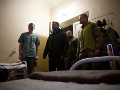 На Донеччині Глава держави відвідав хірургів військового госпіталю та вручив нагороди  