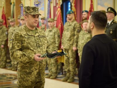 Володимир Зеленський нагородив дві бригади і полк Збройних Сил України відзнаками «За мужність і відвагу»  