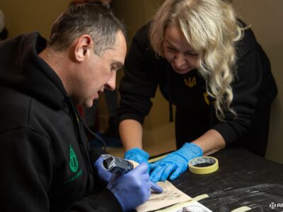 Змінити автомат на тату-машинку: у Харкові військові та ветерани вчаться на майстрів татуювання  