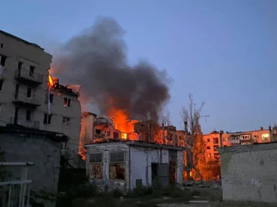 Вже понад годину росія гатить по Херсону: є чималі пошкодження