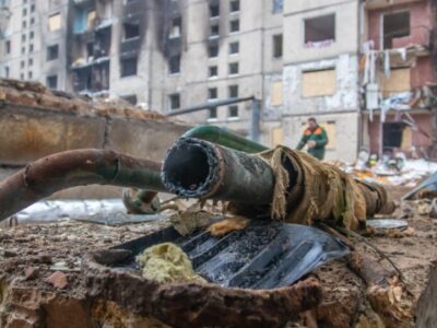 Окупанти вдарили по житловому будинку в Харкові: під завалами перебувають люди  