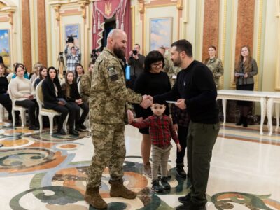 Володимир Зеленський вручив сертифікати на квартири Героям України та рідним загиблих Героїв  