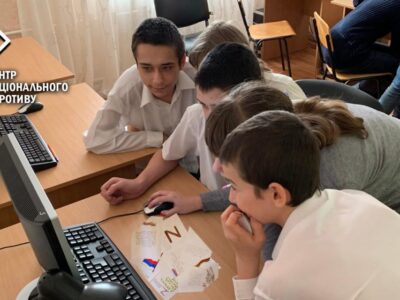 Окупанти примушують дітей з інтернату писати листи на свою адресу в обмін на подарунки