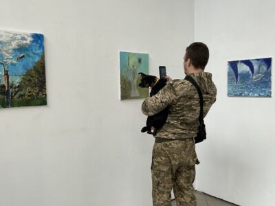 «У світі не було подібних проєктів»: виставку картин українських військових відкрили у Києві  