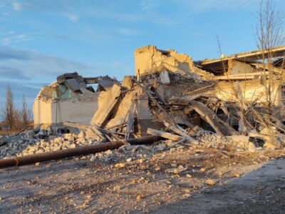 На Херсонщині окупанти скинули авіабомбу на школу  