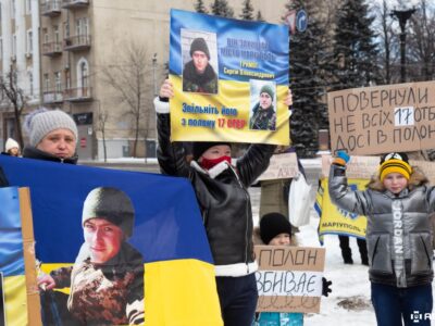 «Полон — вбиває». Що кажуть рідні українських військовополонених, які вийшли на акцію в Харкові  