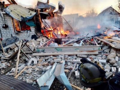 На Херсонщині ворожий снаряд влучив у житловий будинок: спалахнула пожежа  