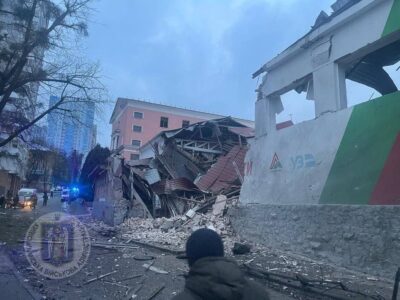 Ракетна атака на Київ: палають автівки та будівля, відомо про 7 постраждалих  