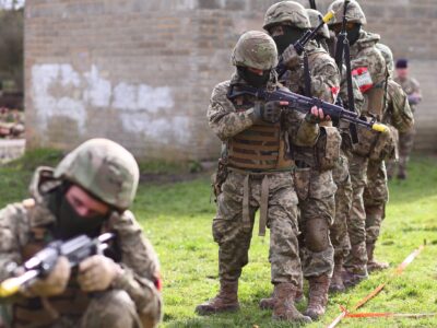 Британські інструктори навчають українських воїнів штурмувати і зачищати будівлі  