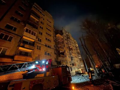 Ніч жаху у Дніпрі: «шахед» влучив у багатоповерхівку, під завалами можуть бути люди  