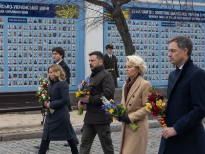 Президент разом з іноземними лідерами вшанував пам’ять полеглих захисників України  