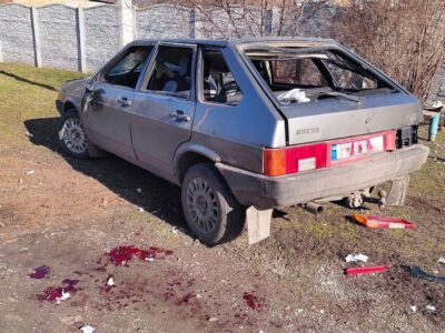БПЛА противника влучив у автівку цивільних на Дніпропетровщині: двоє важкопоранені  