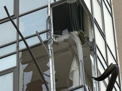 Уламки збитої російської ракети розбили вікна у кількох будинках в Одесі  