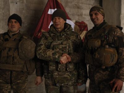 Олександр Сирський побував на фронті та нагородив українських захисників  