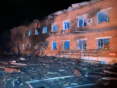 На Харківщині росіяни вдарили по лікарні авіабомбами, постраждали 4 людини  