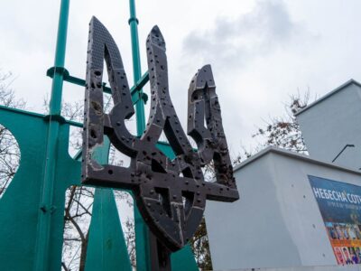 У Херсоні зі шматків ворожої техніки відновили зруйнований окупантами Герб України  