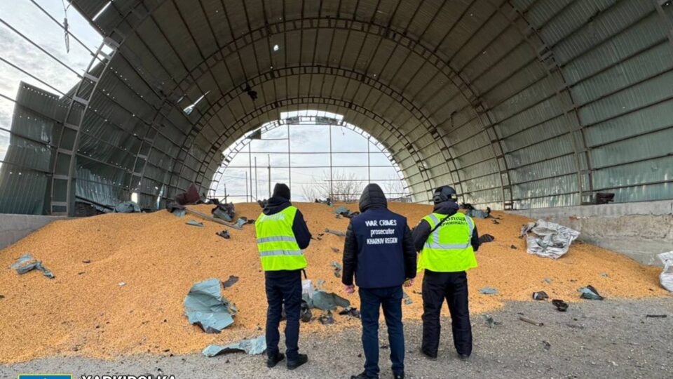 На Харківщині через ракетні удари росії пошкоджено ангари із зерном  