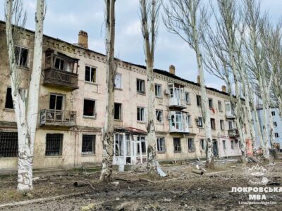 У Покровську під час обстрілу ракети С-300 влучили в центр міста, пошкоджено 12 багатоповерхівок  