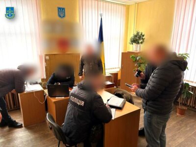 На Хмельниччині викрили працівницю ТЦК та стоматолога, які за $10 тисяч обіцяли допомогти ухилянту  
