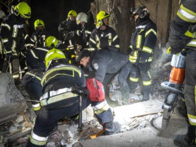 В Одесі з-під завалів зруйнованого російським дроном будинку врятували чоловіка  