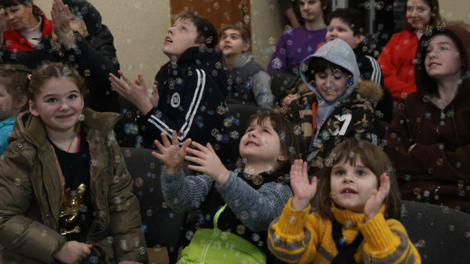 На Донеччині клоун з Італії виступає перед дітьми: дехто з малечі усміхнувся вперше