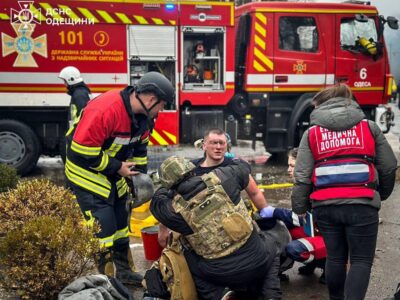 В Одесі внаслідок двох ракетних ударів рф поранені 20 людей, серед них — 5 співробітників ДСНС  