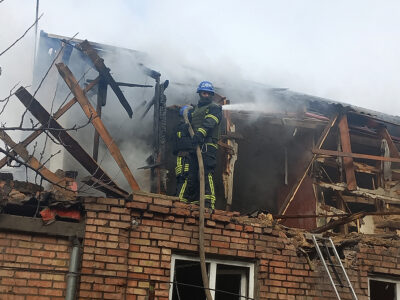 Війська рф атакували Нікополь: загорівся будинок, постраждала літня жінка  