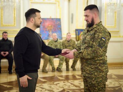 У День українського добровольця Президент вручив нагороди Героям України та родинам загиблих  