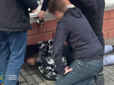 У Дніпрі на гарячому затримали агента рф, який хотів скоригувати ракетний удар по військовому шпиталю  