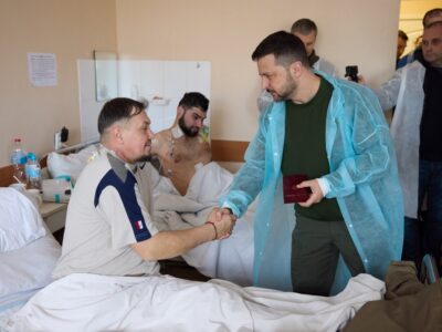 Президент нагородив українських захисників у військовому госпіталі