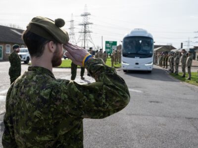 Віддаємо честь їхній мужності: канадські військові провели українських захисників після завершення навчання  