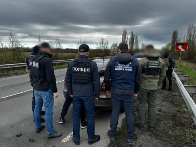 На Закарпатті за 800 метрів до кордону затримали таксиста-переправника разом з ухилянтом  