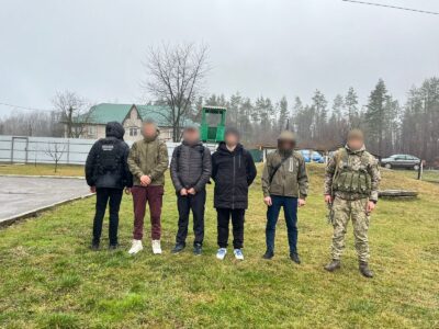 На Буковині зупинили туристів, які за 5,5 тисяч євро намагались дійти до Румунії  