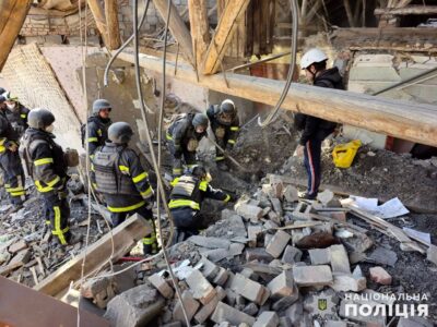 Донеччина оговтується після атаки росії: рятувальники дістали з-під завалів тіло загиблої  
