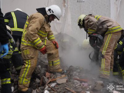 Наслідки атаки дронів по Одесі: рятувальники дістали з-під завалів багатоповерхівки четверте тіло  