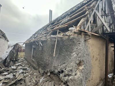 Армія рф обстріляла Нікополь з артилерії і атакувала дронами, є руйнування та постраждалі  