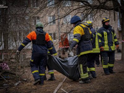 Удар росіян по Сумах 13 березня: з-під завалів п’ятиповерхівки дістали третє тіло  