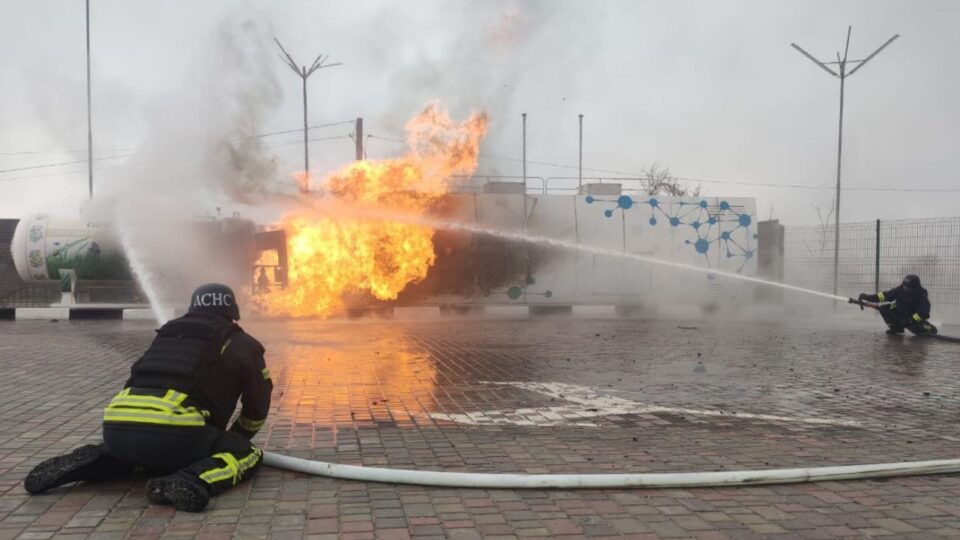 Загарбники за добу тричі атакували Нікопольщину з важкої артилерії та дронів  
