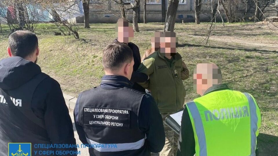 У Києві на хабарі затримали посадовця ТЦК, який робив з машин «ухилянтів»  