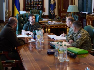 Президент провів нараду з Міністром оборони та Головкомом щодо ситуації на фронті та дронів  