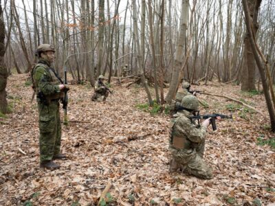 Канадські інструктори навчають українських новобранців орієнтуванню в густій лісистій місцевості  