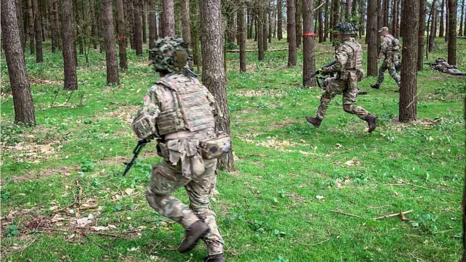 Вже восьма данська команда інструкторів прибула для навчання українських військових у Британію  