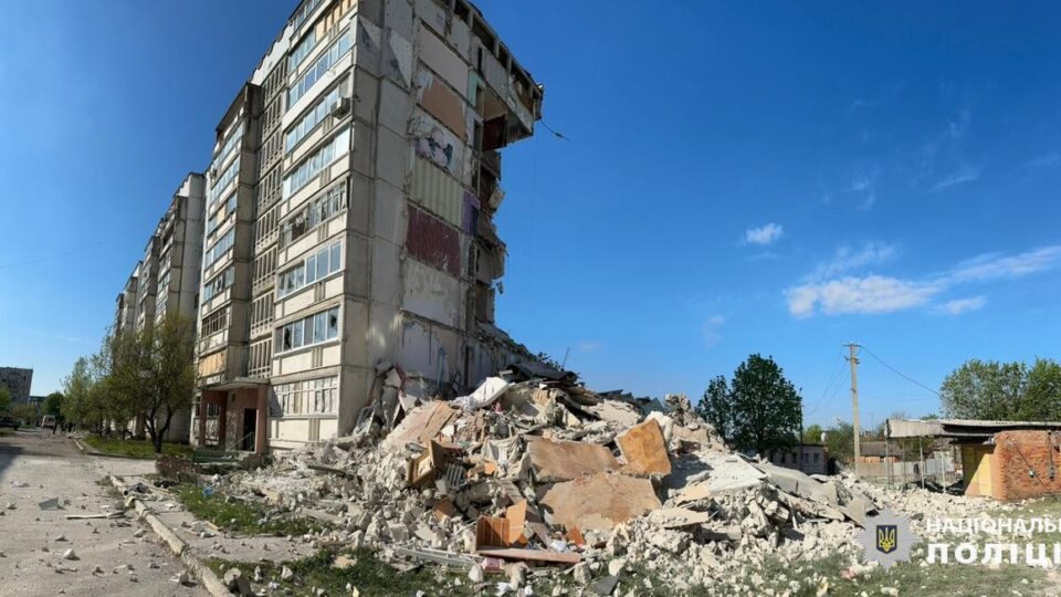Потужний удар по Вовчанську: окупанти знищили цілий під’їзд у житловому будинку  