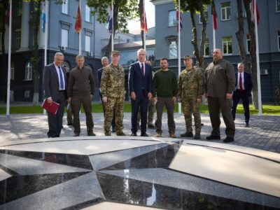 Рустем Умєров та Олександр Сирський зустрілися з генсеком НАТО у Києві  