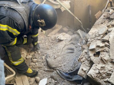 Рятувальники з-під завалів дістали тіло чоловіка у Вовчанську