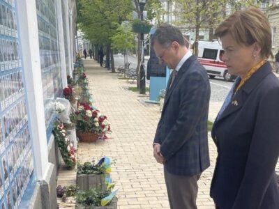 У Києві очільниця МЗС Латвії вшанувала пам’ять полеглих за Україну захисників і захисниць  