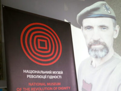 Книги загиблого військового подарували Музею Майдану  