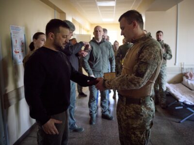 На Донеччині Володимир Зеленський відвідав поранених захисників однієї з бригад  