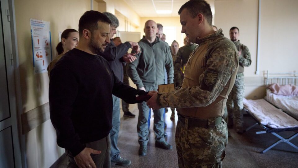 На Донеччині Володимир Зеленський відвідав поранених захисників однієї з бригад  