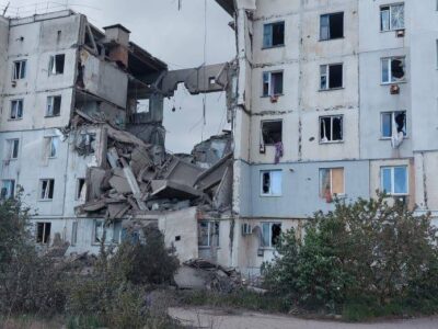 Ворог вдарив авіабомбами по Козацькому на Херсонщині, зруйновано під’їзд 5-поверхівки